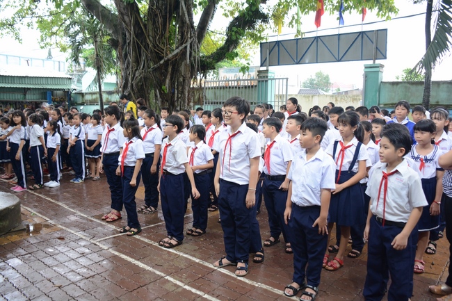 Giving gift portions to pupils on the occasion of Mid-Autumn Festival